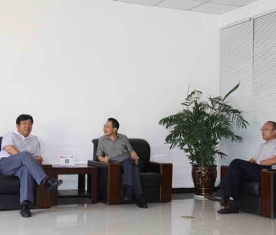 縣委書記徐耀純感謝仙客來為九江縣發(fā)展作出的貢獻(xiàn)